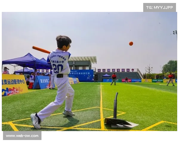 颁奖仪式上的笑脸:四川省青少年棒垒球总决赛成成长难忘印记